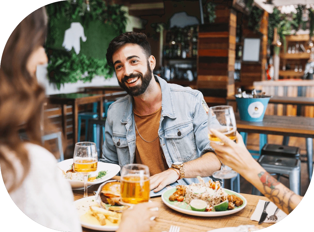 زبائن المطعم يستمتعون بتناول وجبة